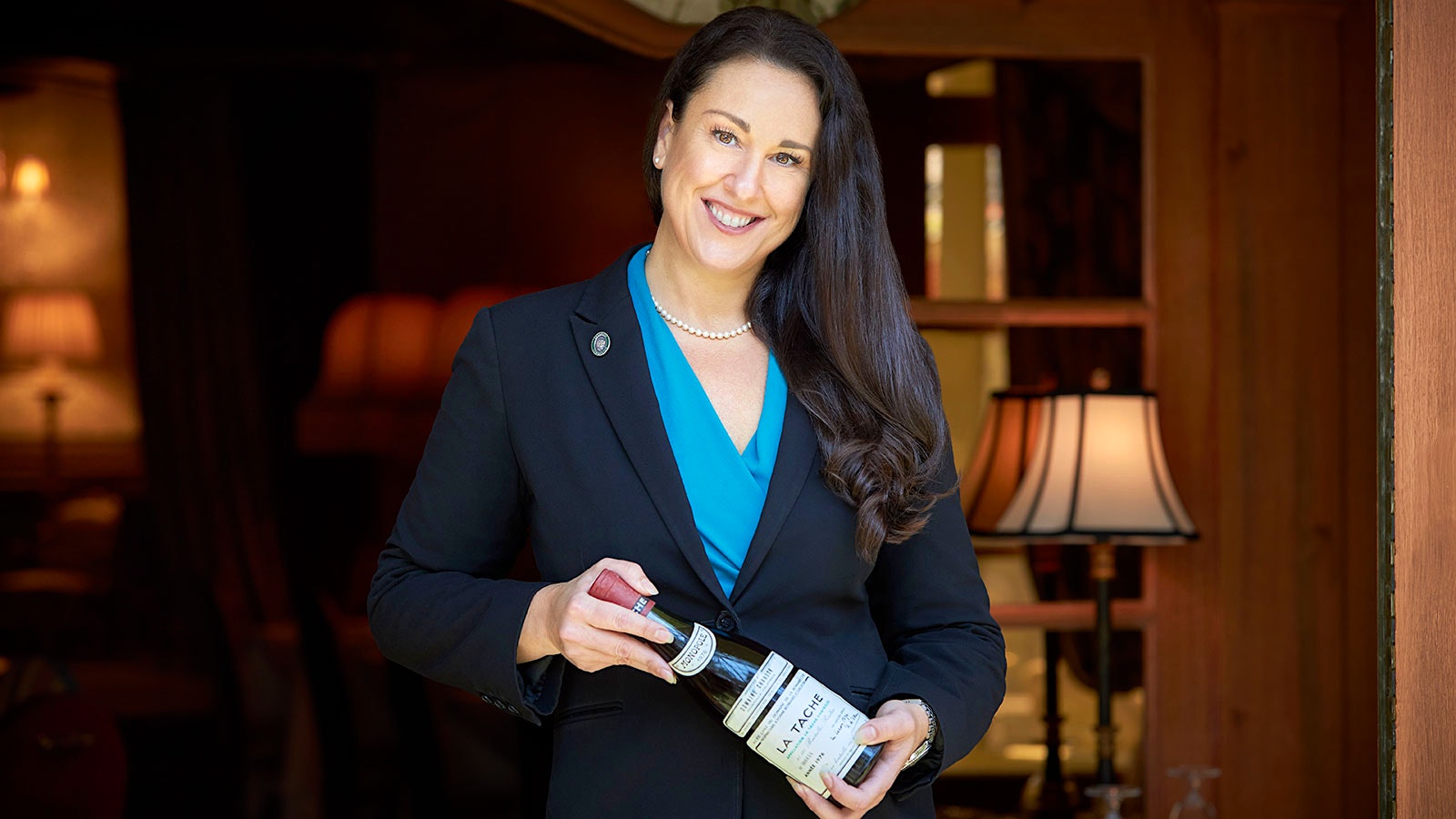   Lindsey Fern, wijndirecteur van de Inn at Little Washington, met een fles rode Bourgogne 